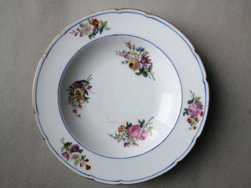Une assiette porcelaine - assiette, en
